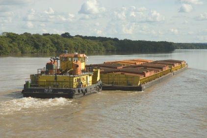 Balsa navega pelo rio Tocantins