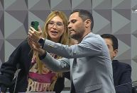Durante depoimento, senador Cleitinho pede selfie com Virginia Fonseca