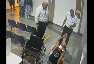 Vídeo: Paciente em cadeira de rodas é agredido por segurança de hospital
