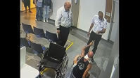 Vídeo: Paciente em cadeira de rodas é agredido por segurança de hospital