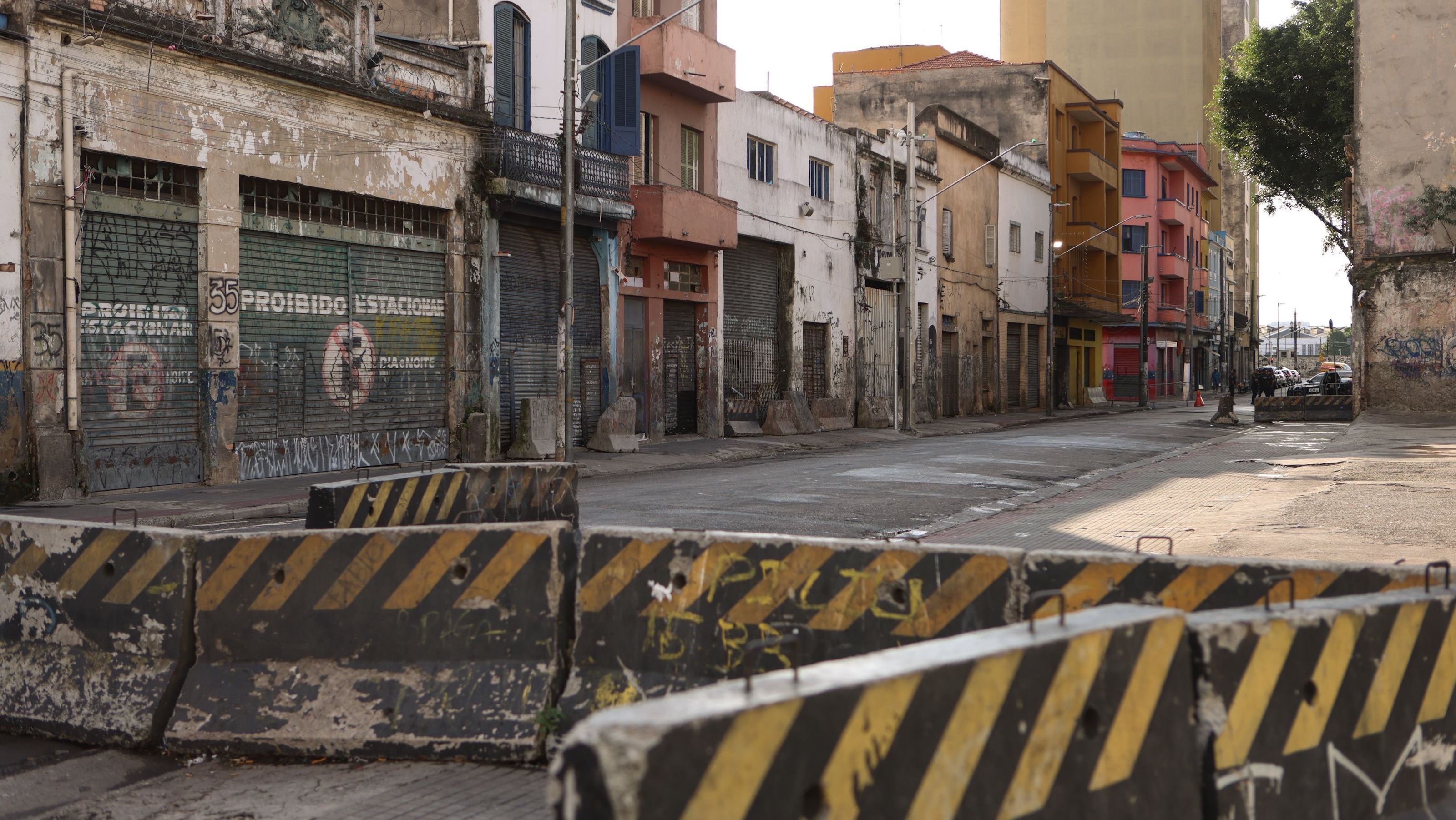 Rua dos Protestantes, que abrigava o fluxo da Cracolândia, amanheceu esvaziada no começo desta semana
