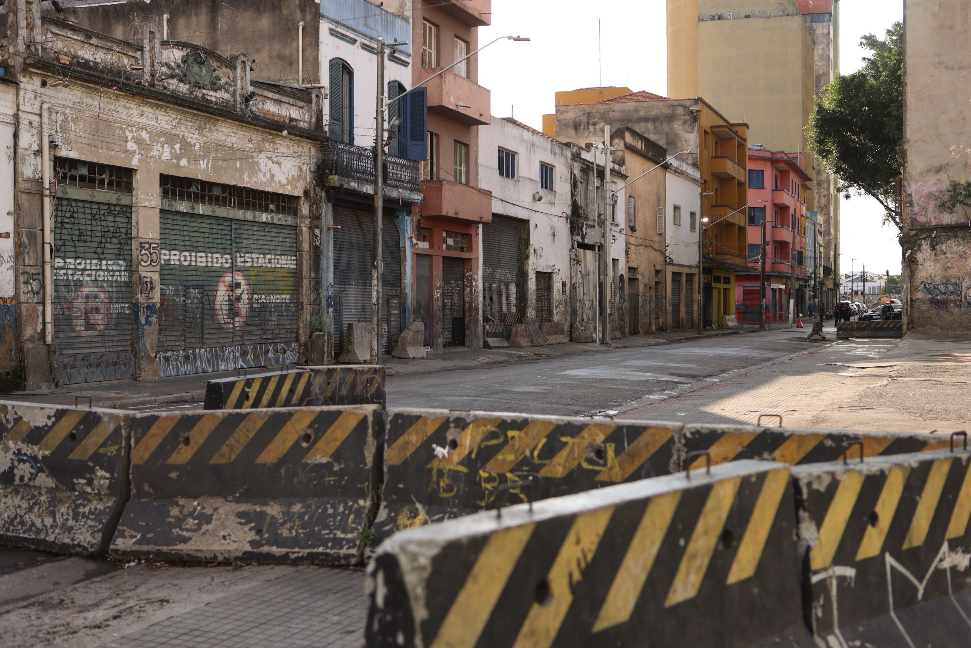 Rua dos Protestantes, que abrigava o fluxo da Cracolândia, amanheceu esvaziada no começo desta semana