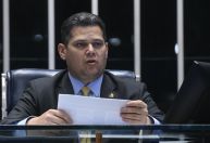 Alcolumbre avaliará pautar PEC do fim da reeleição na próxima semana