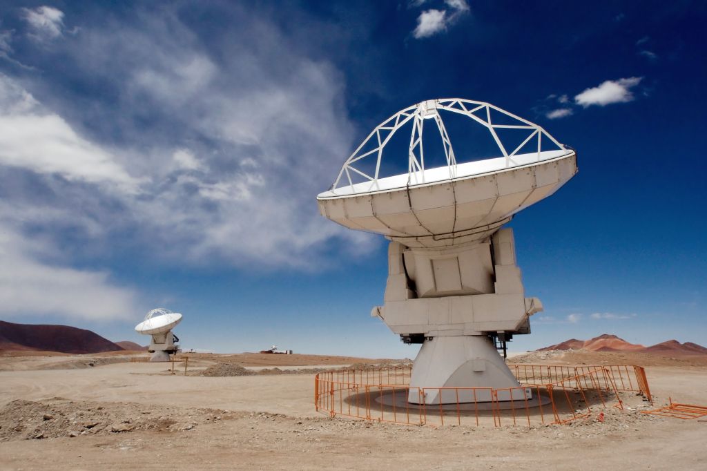 A fotografia apresenta o Observatório ALMA, no deserto do Atacama.
