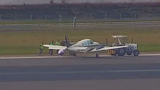Avião derrapa e fecha pista do aeroporto santos dumont no rj; veja vídeo | cnn brasil