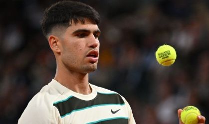 Alcaraz vence e avança em Roland Garros