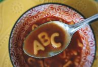 Criança aprendendo inglês? Veja como criar ambiente bilíngue em casa