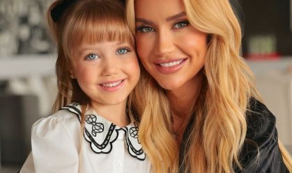 Ana Paula Siebert e a filha, Vicky. As duas são brancas, loiras e têm olhos azuis
