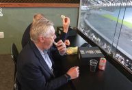 Ancelotti prova tradicional biscoito de polvilho durante jogo do Botafogo