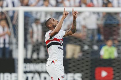 André Silva comemora gol pelo São Paulo na Libertadores