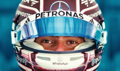 Piloto da F1 se junta a torcedores e celebra título histórico do Bologna