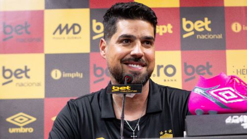 António Oliveira é vaiado em estreia pelo Sport