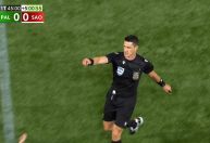 Torcida do Palmeiras tenta acertar Ferreirinha com esmalte; veja