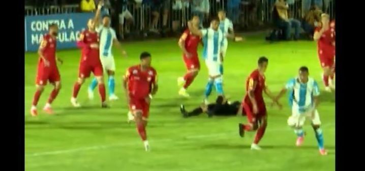 Árbitro leva nocaute em jogo da Série C do Campeonato Brasileiro