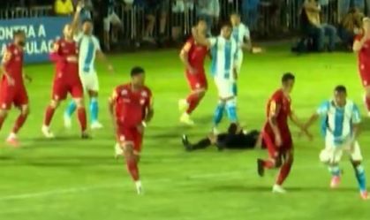 Árbitro é nocauteado, paralisa partida e pede substituição; vídeo