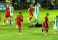 Árbitro é nocauteado, paralisa partida e pede substituição; vídeo