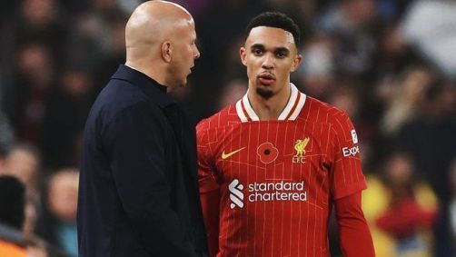 Arne Slot e Alexander-Arnold juntos