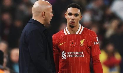Arne Slot e Alexander-Arnold juntos
