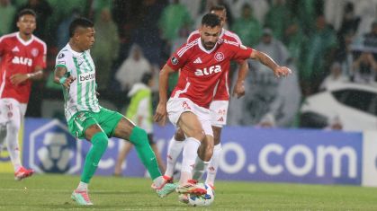 Disputa de bola em Atlético Nacional x Internacional pela Libertadores