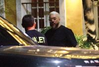 Belo e namorada são flagrados em restaurante no Rio de Janeiro; confira