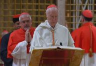 Conclave: Quem é o cardeal que usa branco na eleição do papa?