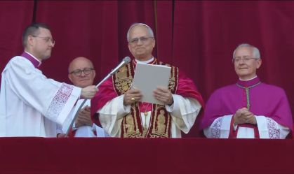 “Que a paz esteja com todos”, diz Leão XIV em primeiras palavras como papa