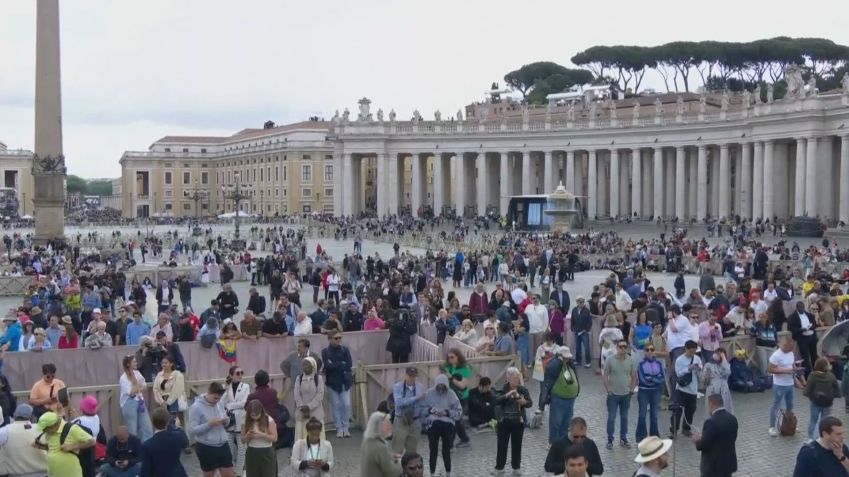 Fiéis se reúnem na Praça de São Pedro para assistir à fumaça sair da chaminé da Capela Sistina. • REUTERS