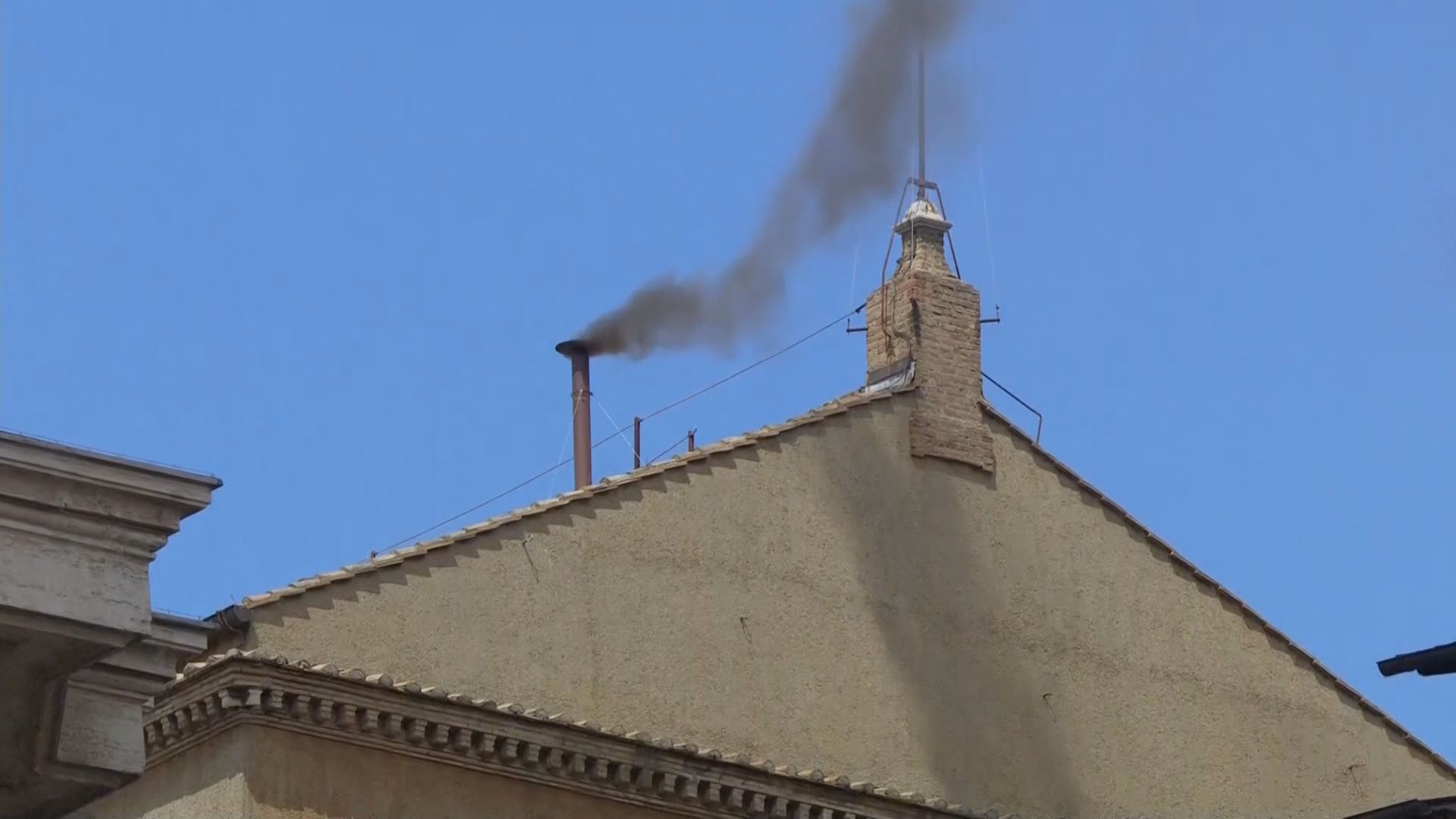 Fumaça preta saindo da chaminé da Capela Sistina nesta quinta-feira (8).
