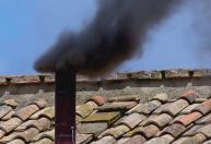 Fumaça preta: Papa não é eleito na manhã do segundo dia de conclave