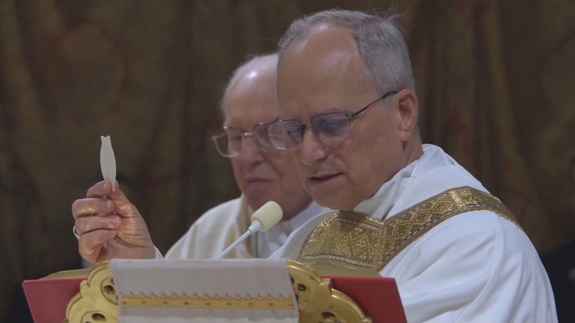 Papa Leão XIV com hóstia em primeira missa na Capela Sistina.