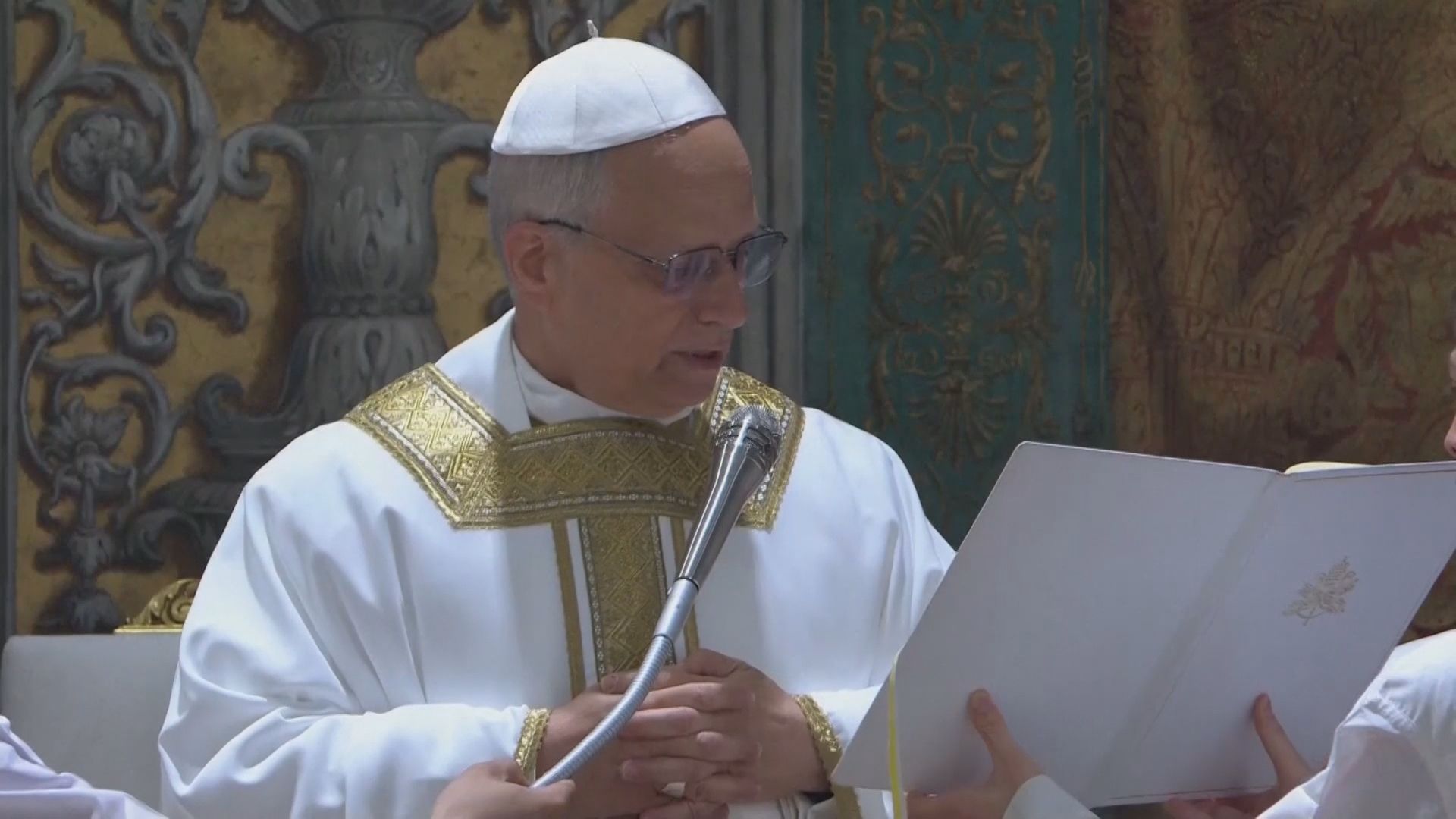 Papa Leão XIV realizando primeira homilia na Capela Sistina.