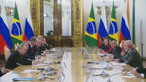 Vladimir Putin em reunião bilateral com o presidente brasileiro Lula da Silva.