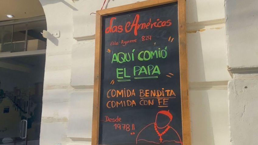 Placa no restaurante "Las Americas" que homenageia o papa Leão XIV • REUTERS / ZURY CASATILLO HANDOUT / RODRIGO CUOTO HANDOUT