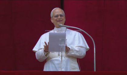 Papa Leão XIV pede paz na Ucrânia e Gaza ao rezar para 100 mil no Vaticano