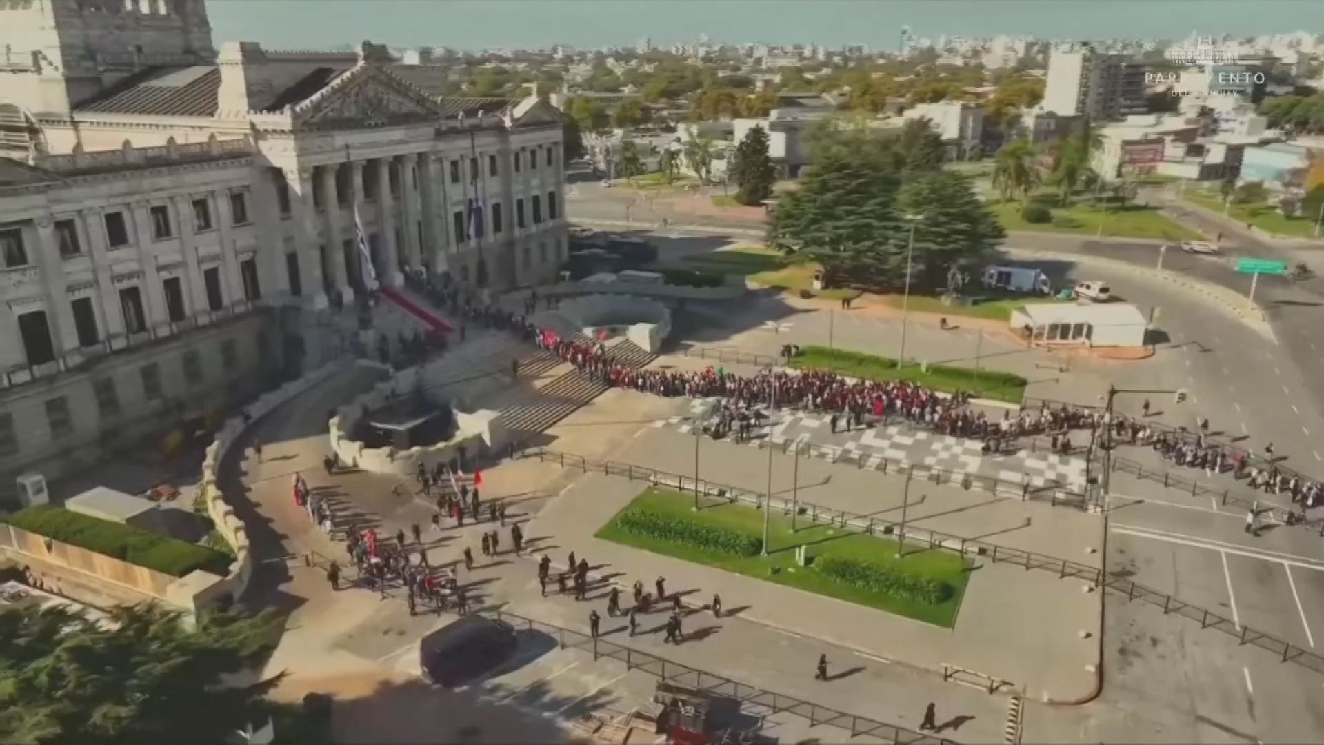 Fila para velório de Pepe Mujica, ex-presidente do Uruguai, em Montevidéu • TV governo Uruguai