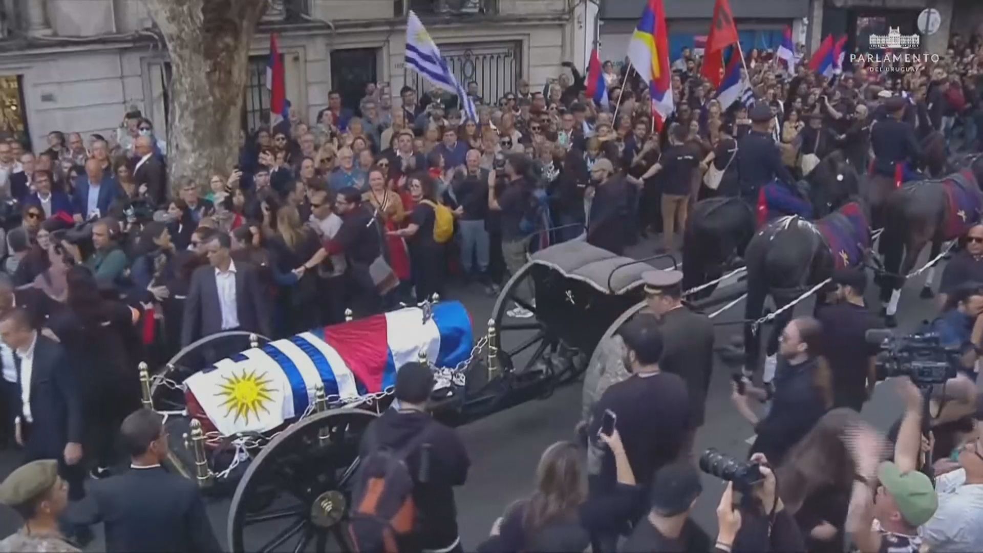Cortejo fúnebre de Pepe Mujica em Montevidéu, no Uruguai • TV Governo Uruguai