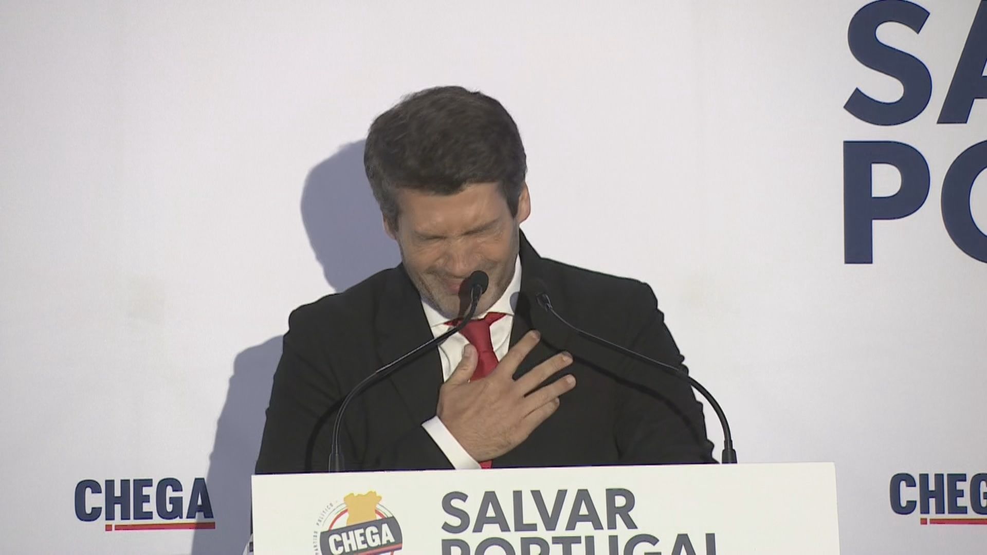 André Ventura, líder do partido de direita, Chega, em Portugal, passa mal em discurso..mp4_frame_317
