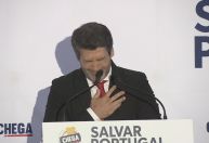 Líder de ultradireita de Portugal passa mal durante discurso; veja momento