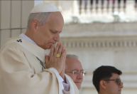 Leão XIV recebe Anel do Pescador e Pálio Papal em missa inaugural