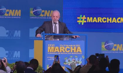 Lula é recebido com vaias e aplausos em evento com prefeitos