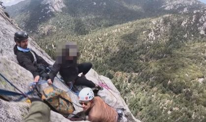 Alpinista é resgatado de helicóptero após cair em penhasco nos EUA; veja