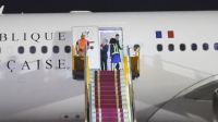 Primeira-dama da França empurra rosto de Macron; veja vídeo
