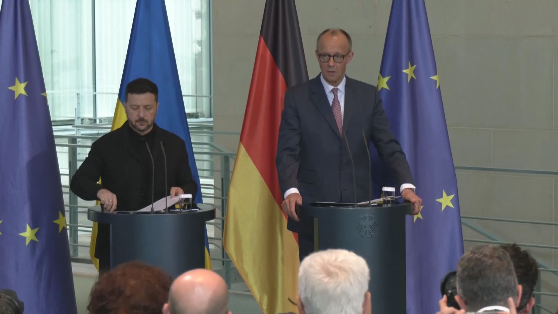 Volodymyr Zelensky e Friedrich Merz em Berlim.