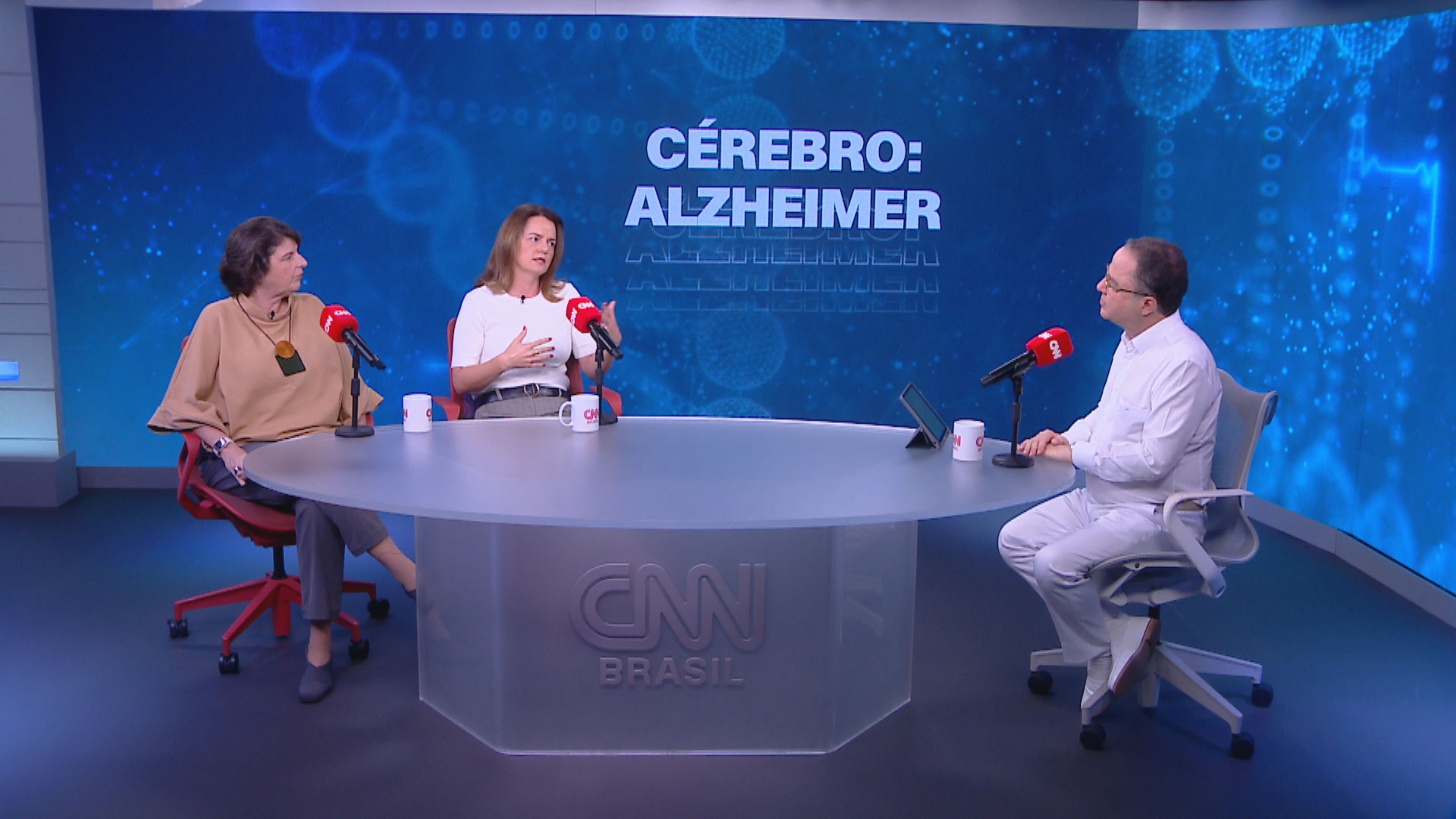 As neurologistas Sonia Brucki e Jerusa Smid, do HCFMUSP, explicaram os principais sintomas do Alzheimer, em entrevista ao doutor Roberto Kalil no Sinais Vitais desta semana