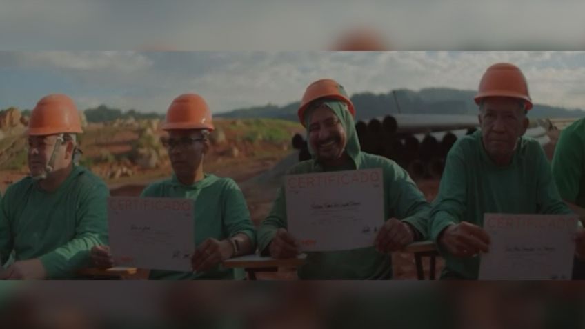 Trabalhadores seguram certificado fruto do projeto "Escola Nota 10” • Reprodução