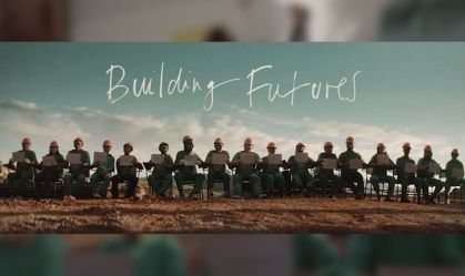 Trecho do vídeo de promoção do programa "Escola Nota 10”, idealizado pela construtora MRV para levar a alfabetização aos funcionários da construtora e indicado indicado no Cannes Lions 2025