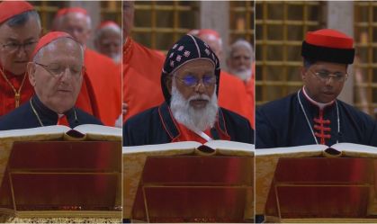 Cardeais Louis Raphaël Sako, Cleemis Baselois e George Koovakad fazendo juramento antes do conclave