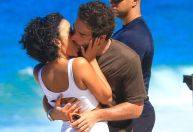 Bella Campos e Humberto Carrão dão beijão em gravações de "Vale Tudo"