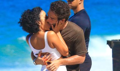 Bella Campos e Humberto Carrão dão beijão em gravações de "Vale Tudo"