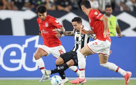 Botafogo durante disputa de bola contra o Estudiantes